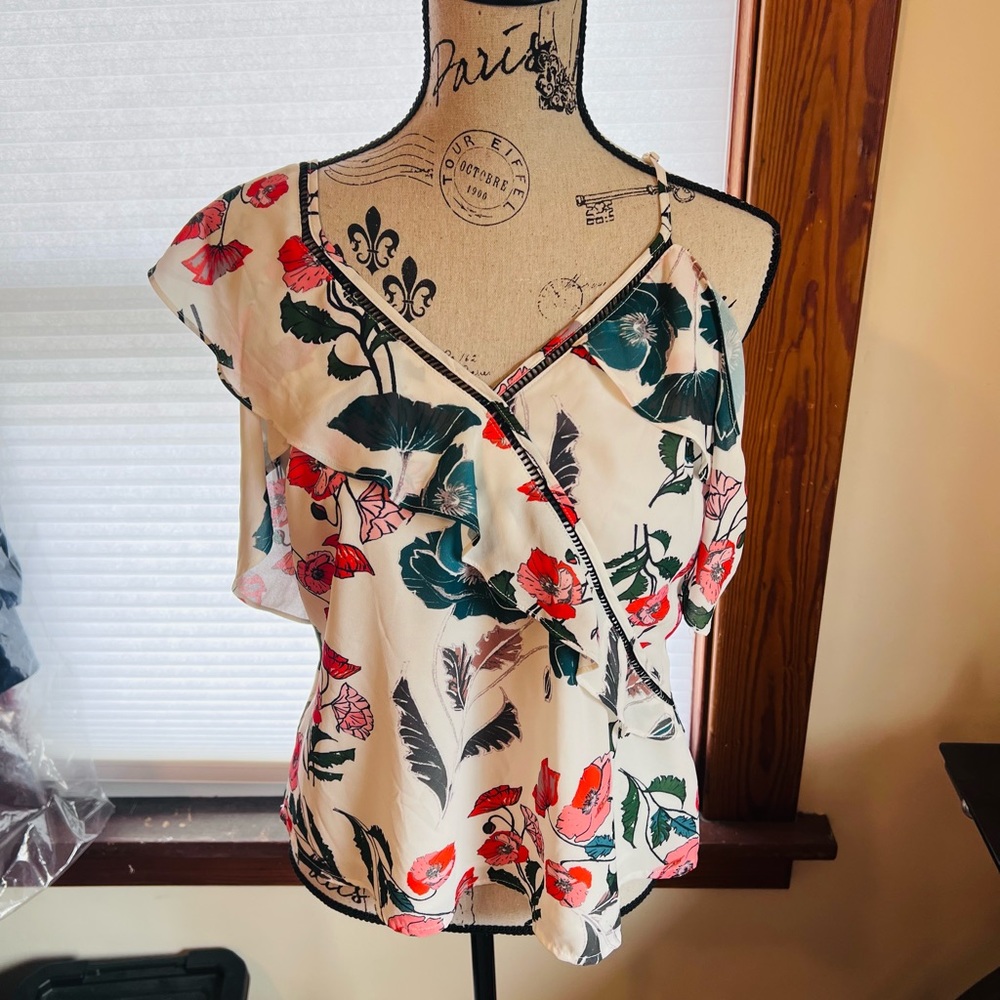 Floral blouse, lots of details size small